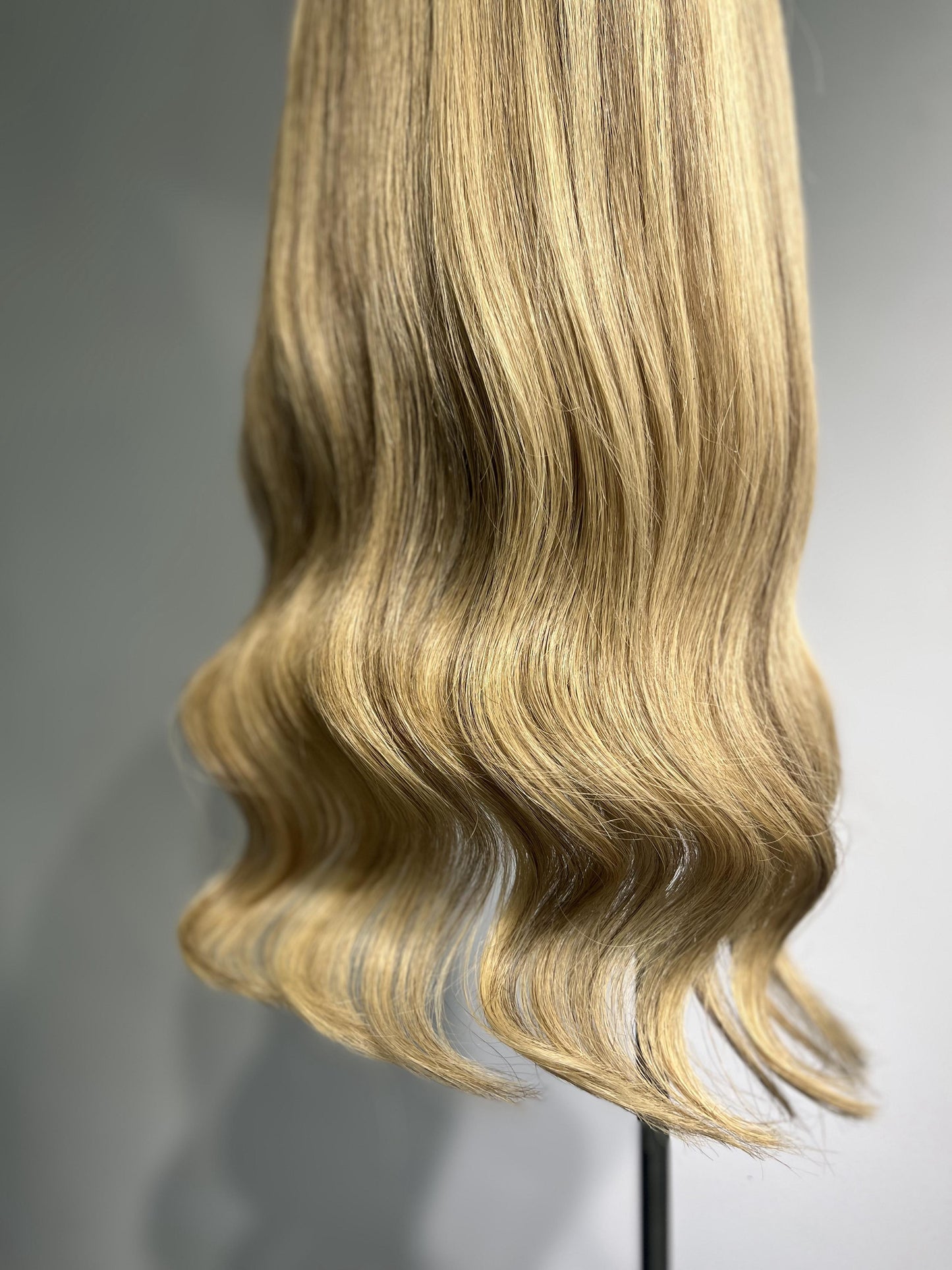 Curved Base blonde Clip-in